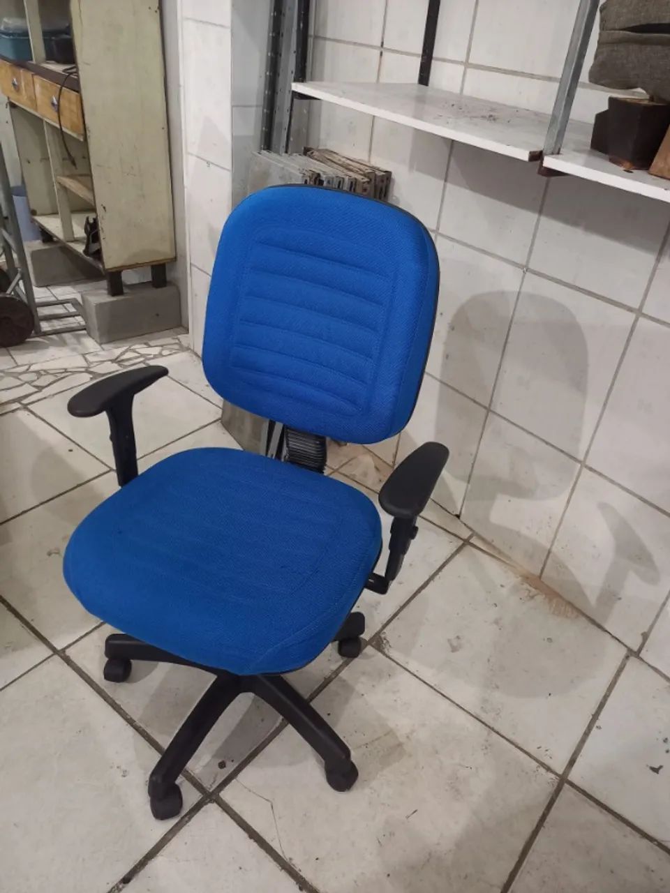 (Cód 073) Cadeira de Escritório em excelente estado  - Foto 3