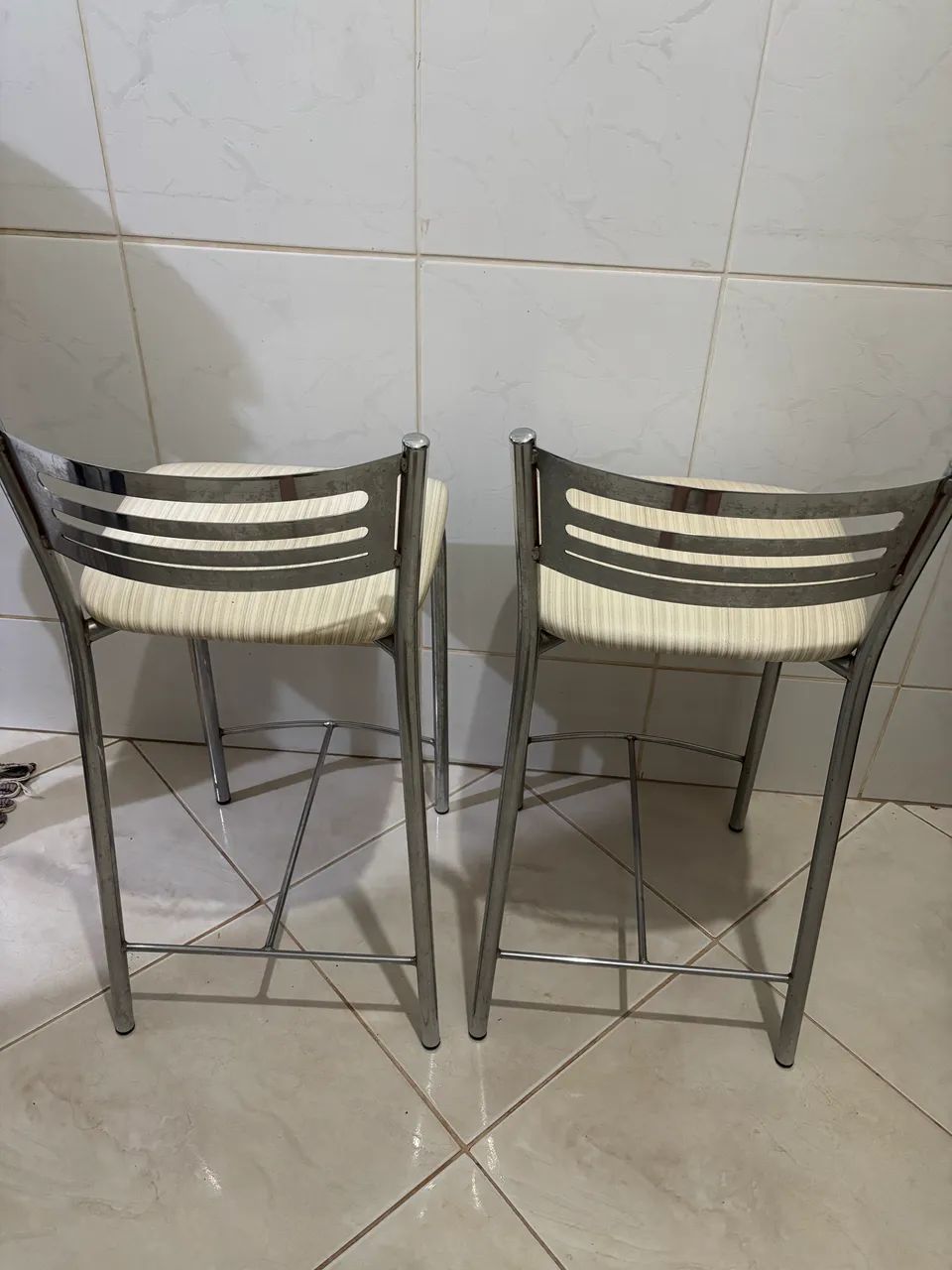 Banqueta alta de metal com encosto - Foto 2