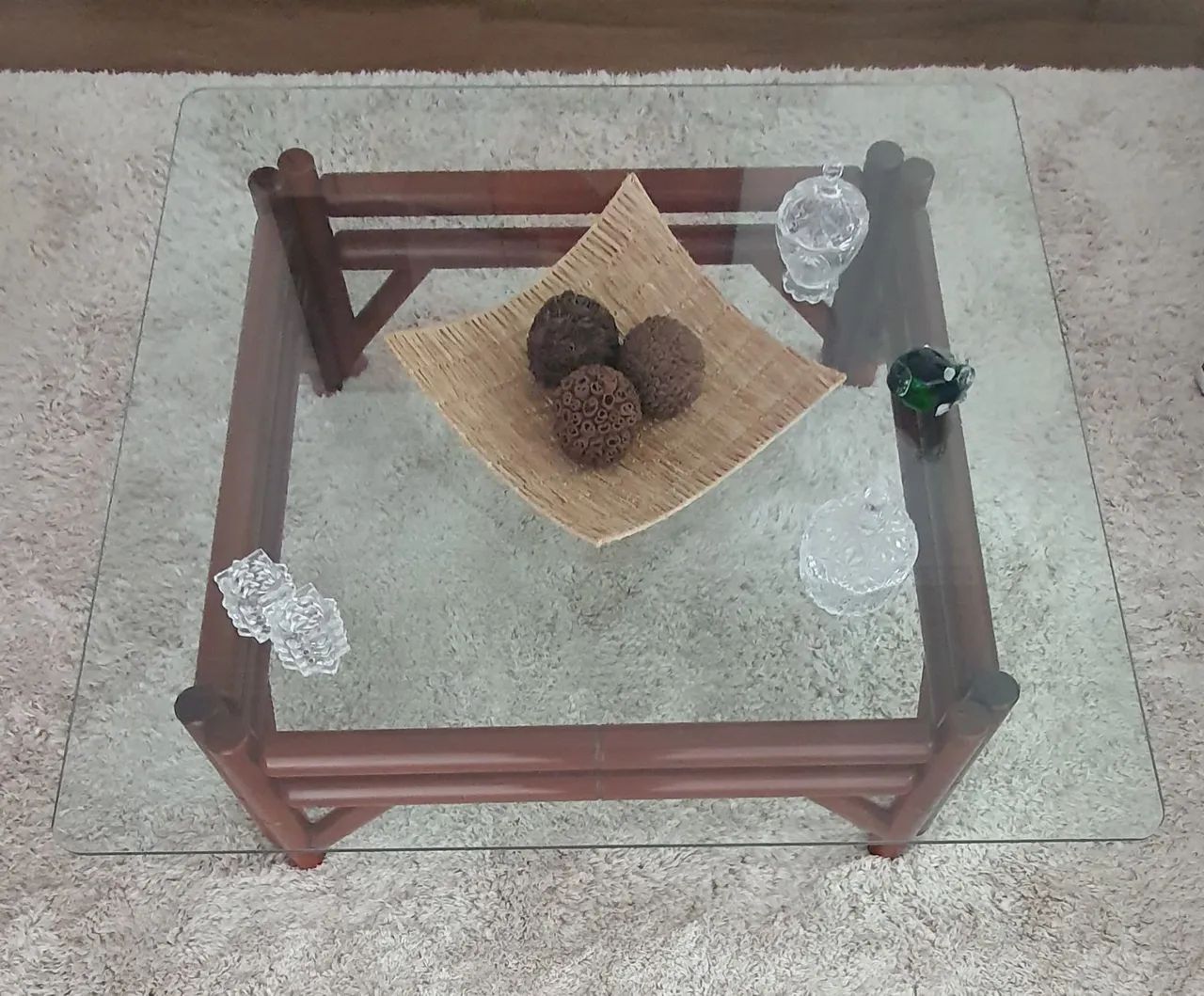 Mesa de Centro em Madeira Maciça com Tampo de Vidro - Excelente Estado - Foto 4