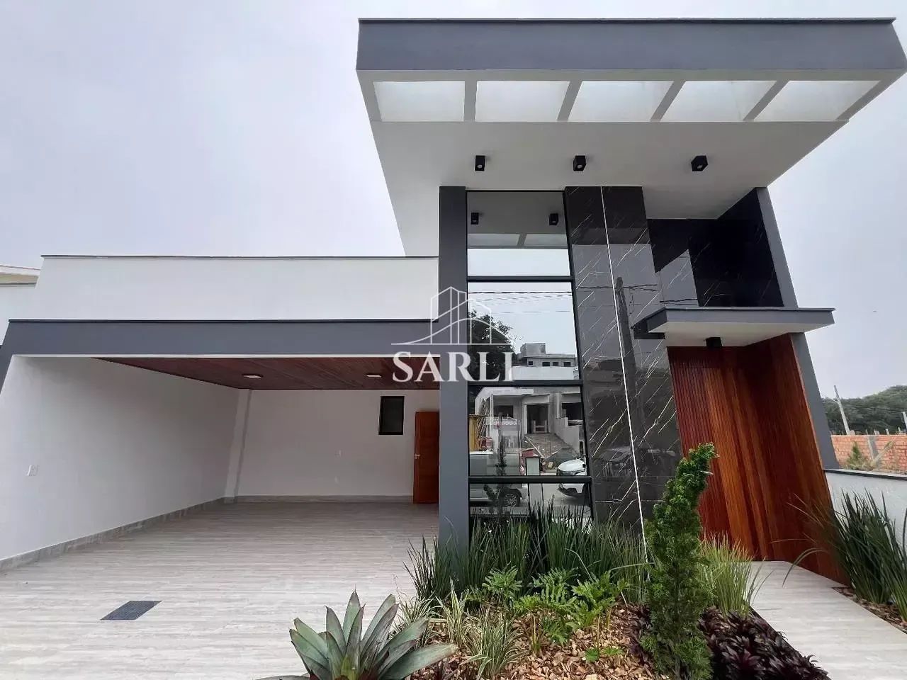 Casa alto padrão com 3 dormitórios com suíte closet em Forquilhas - São José/SC