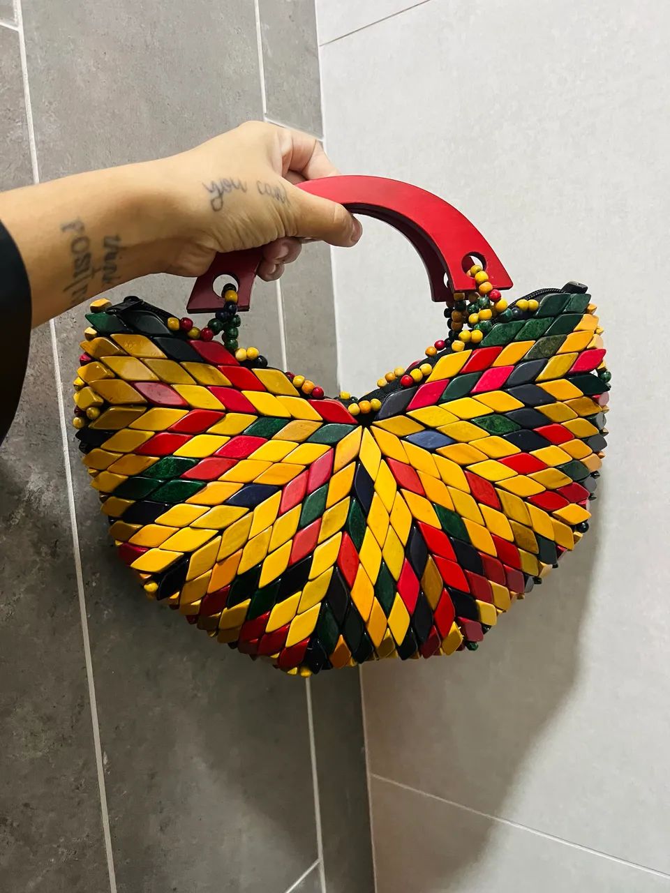 Bolsa de mão de madeira 