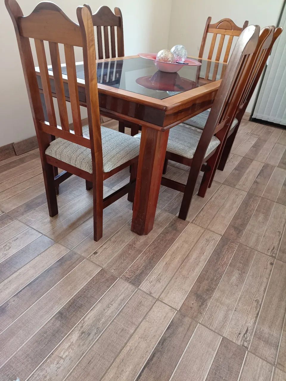 Mesa com cinco cadeiras 