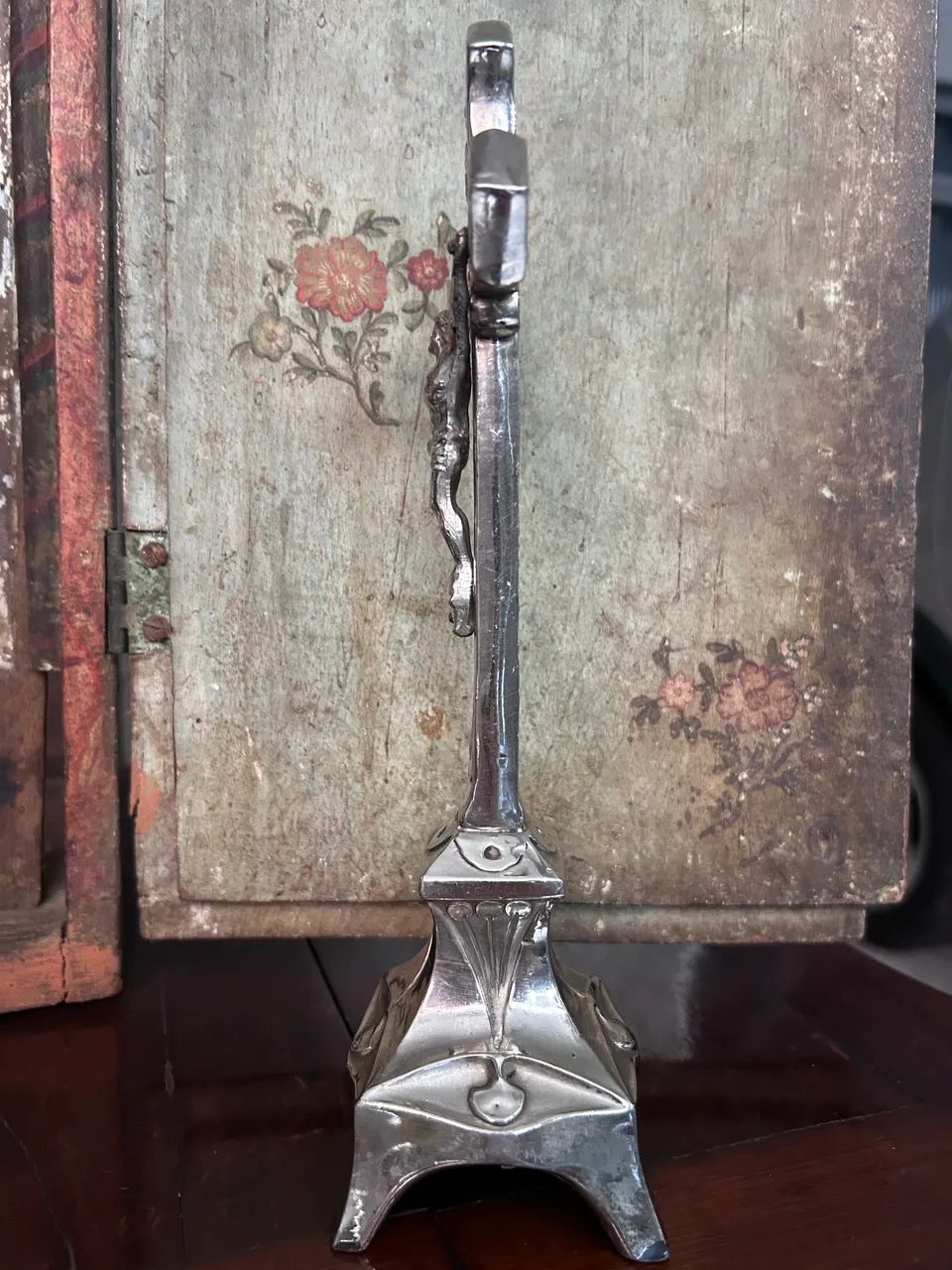 Crucifixo Art Déco em metal - Foto 3