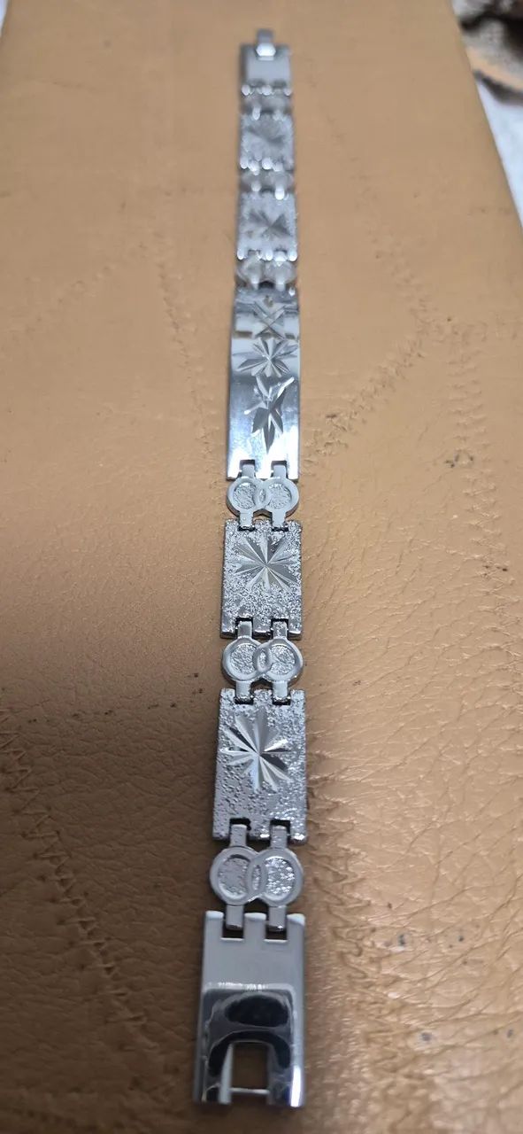 Pulseira em aço cirurgico com detalhes em prata