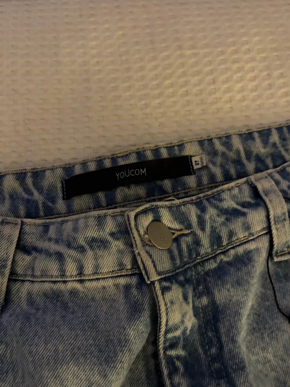 Calça jeans cargo com lavagem em azul claro - Foto 2