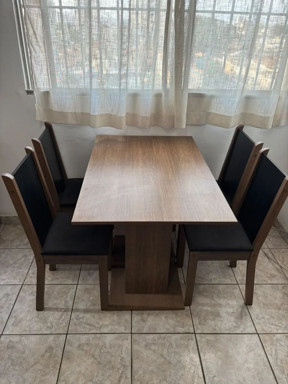 Mesa de jantar com 4 cadeiras