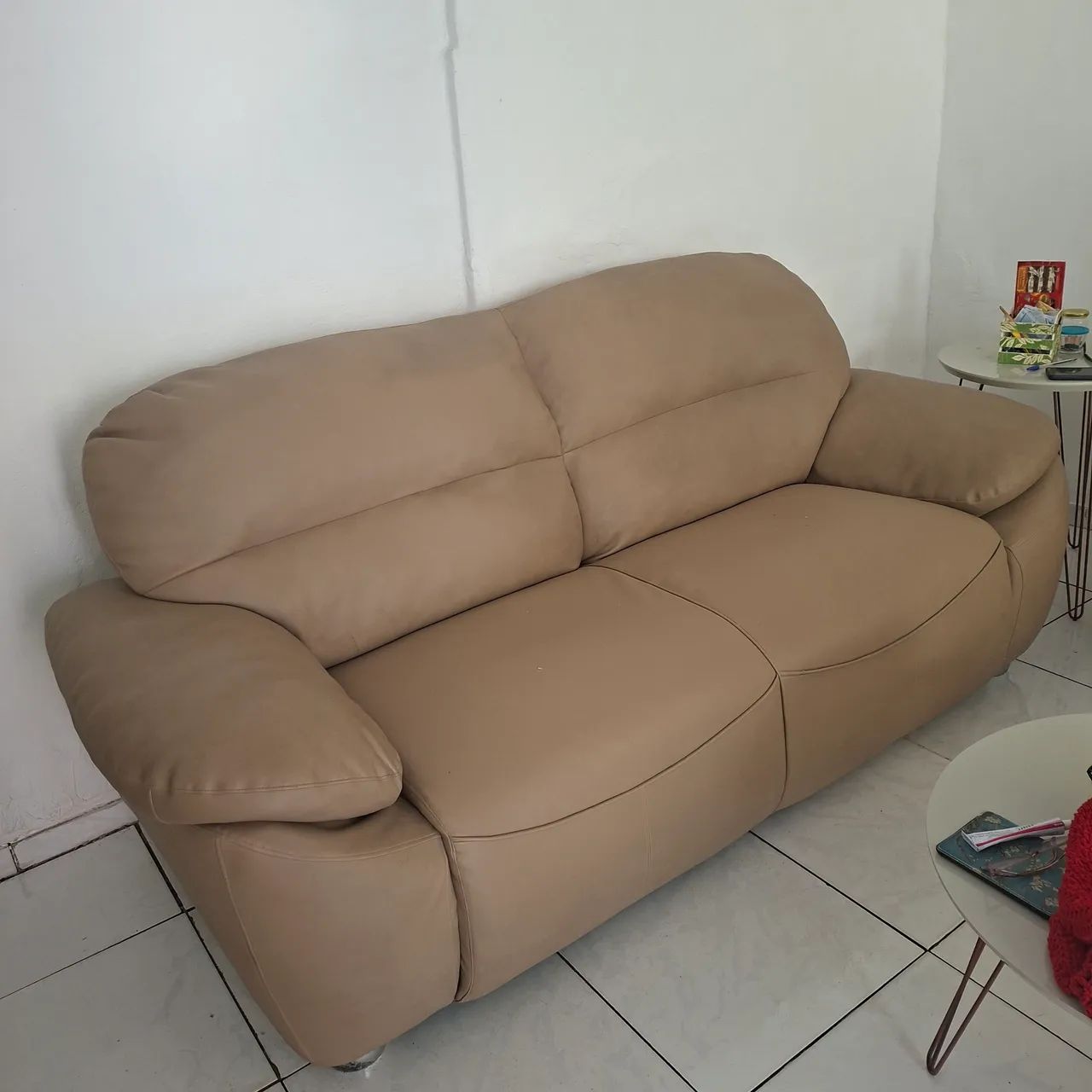 Sofá perfeito Estado 3 lugares 2 metros couro sintético - Foto 2