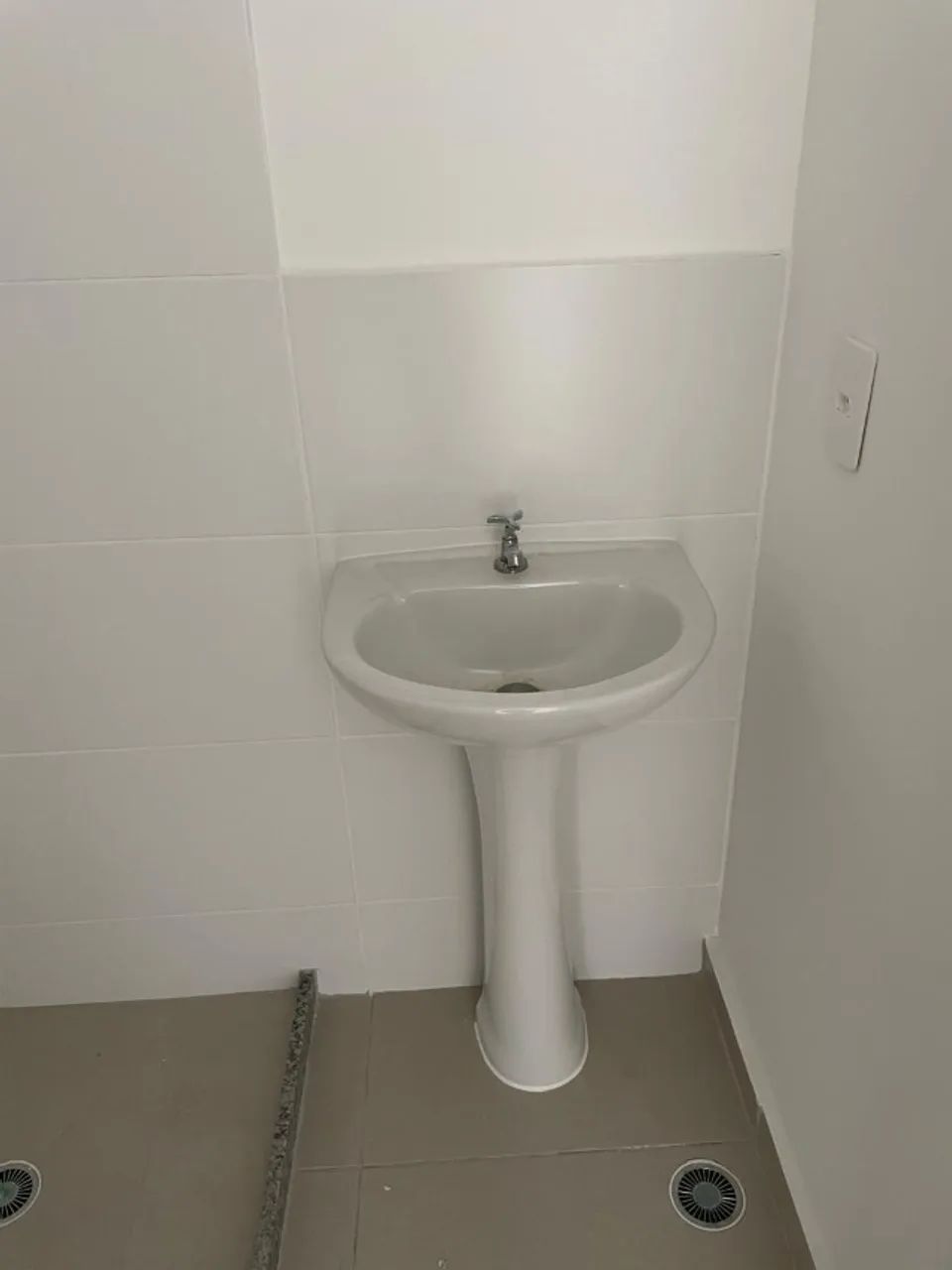 Celite White Washbasin with Pedestal - Never Used