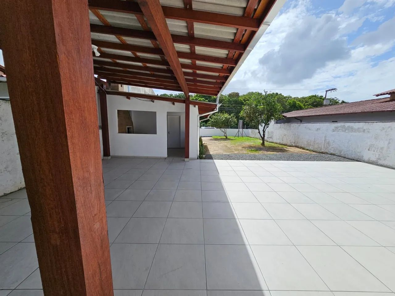 Vendo casa no bairro Carianos. - Foto 2