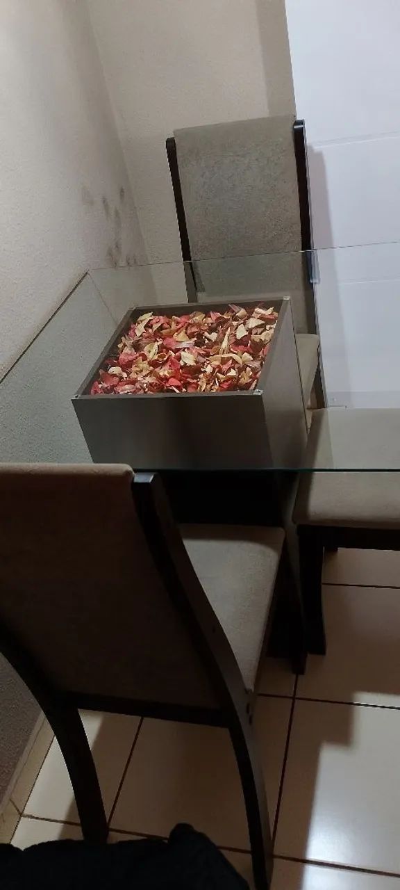 Vende_se Mesa de jantar de vidro 4 cadeiras.