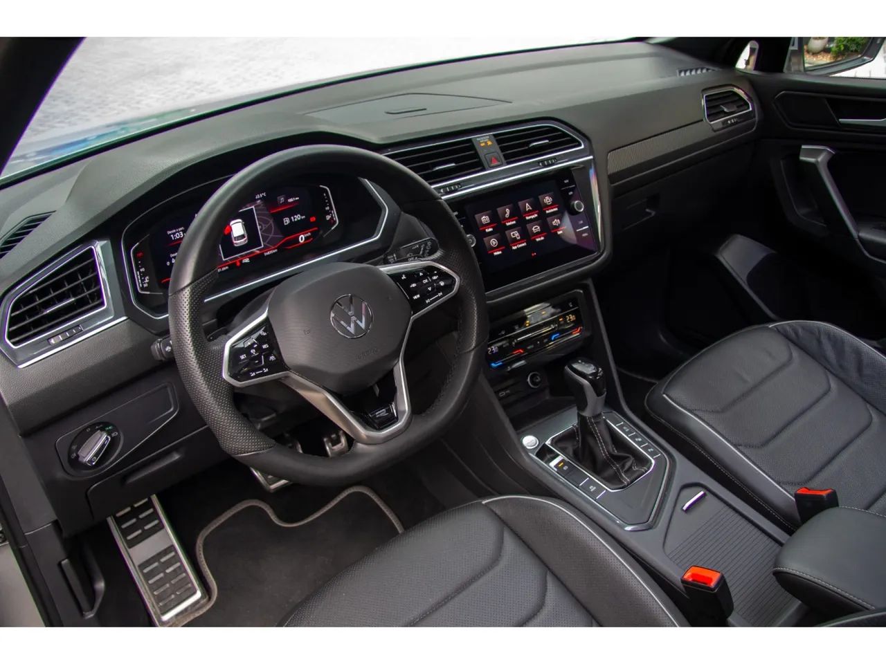 Volkswagen Tiguan Allspac R-Line 300 TSI 2.0, foto 12 de 16