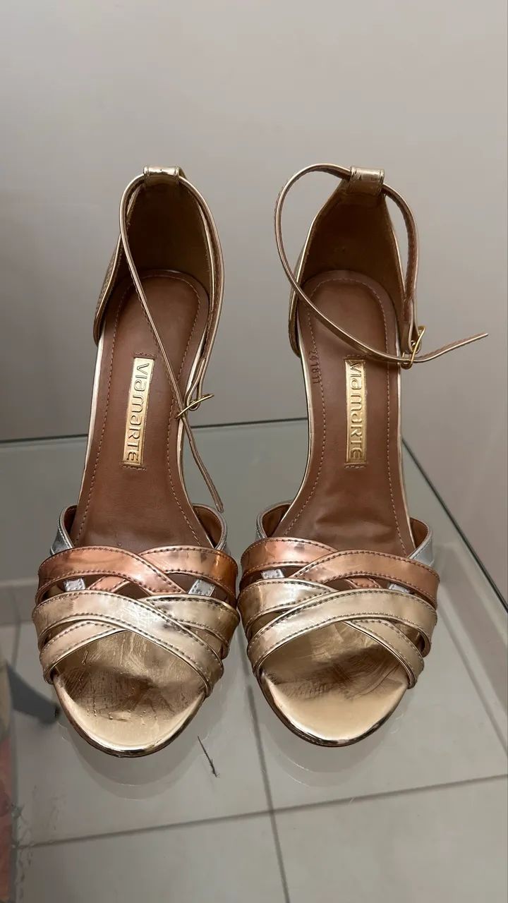 Sandália dourada Via Marte  - Foto 2