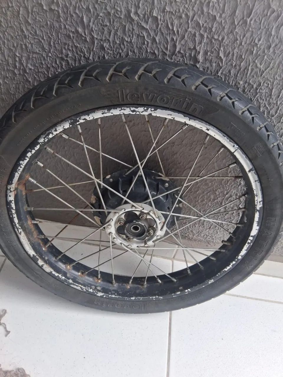 Roda dianteira com pneu e câmera  - Foto 2