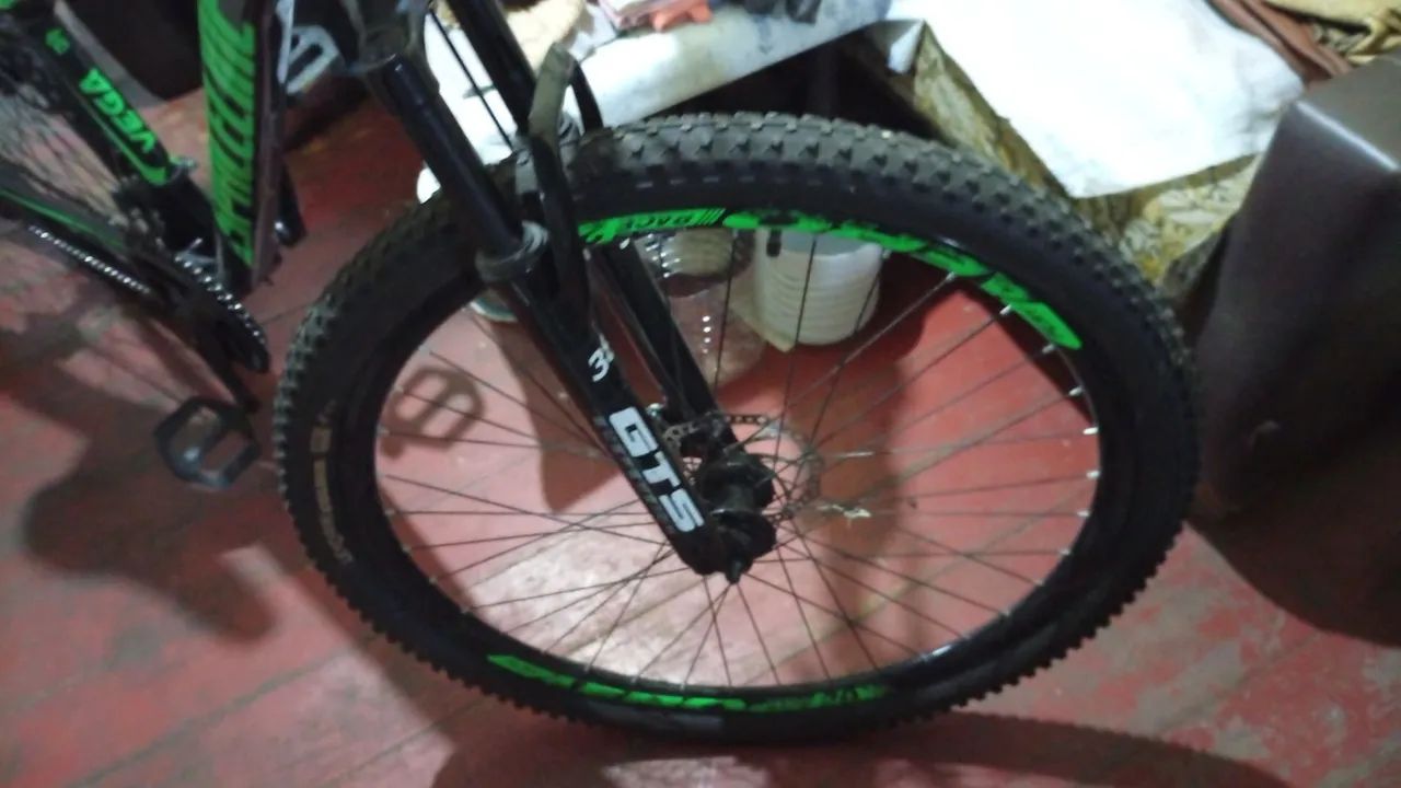 Pelotas!!BICICLETA MTB ARO 26 - PRETA E VERDE - FREIO A DISCO - Foto 3