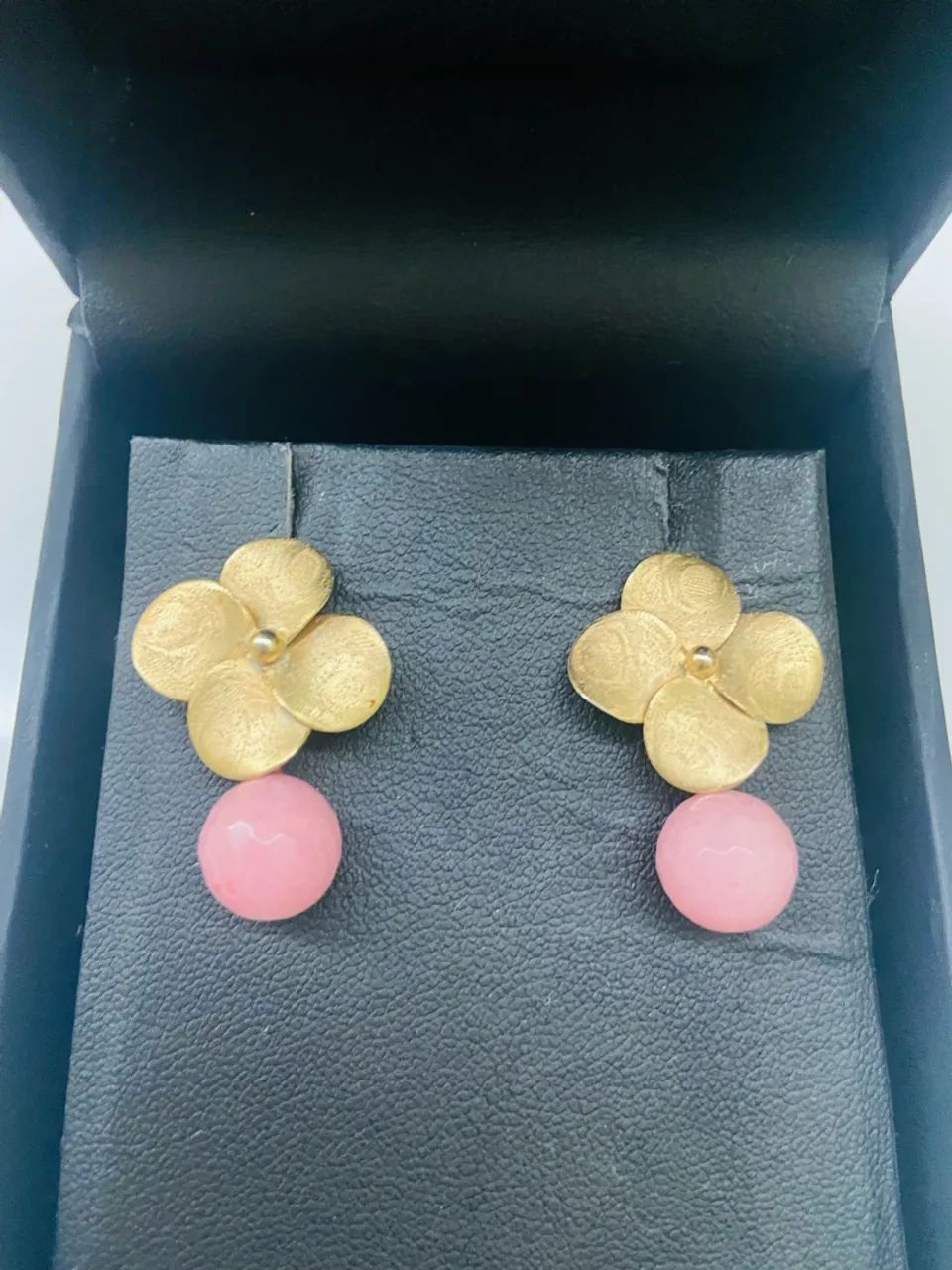 Brinco dourado flor com pedra rosa