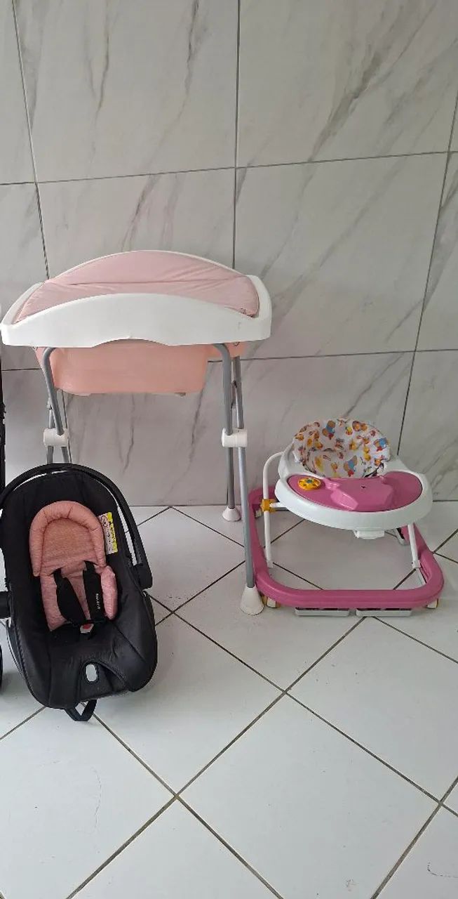 Banheira e bebê conforte