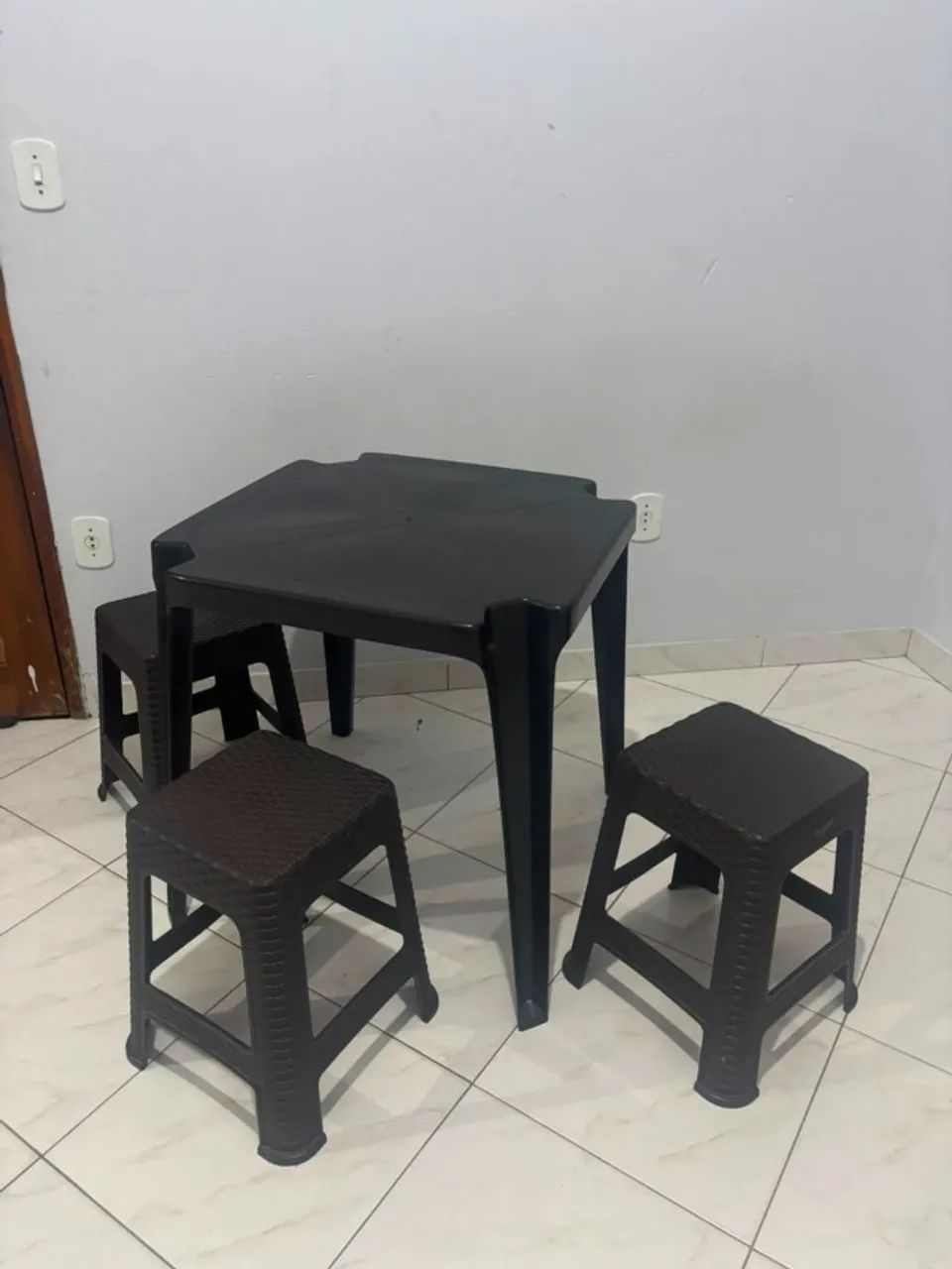 Mesa com banquetas 
