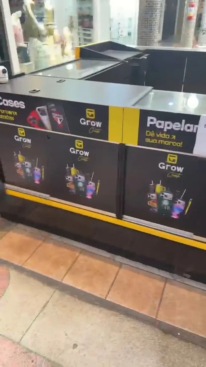 Expositor Comercial Amarelo e Marrom com Prateleiras e Armário - Foto 2