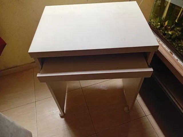 Mesa de Computador Compacta Branca com Bandeja Retrátil e Rodízios