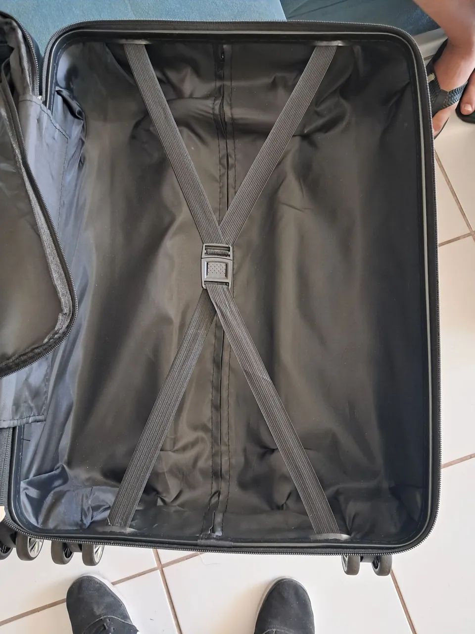 Mala de Viagem Preta Rígida - Semi-Nova (Usada apenas 1 vez!) + Extensor - Foto 5