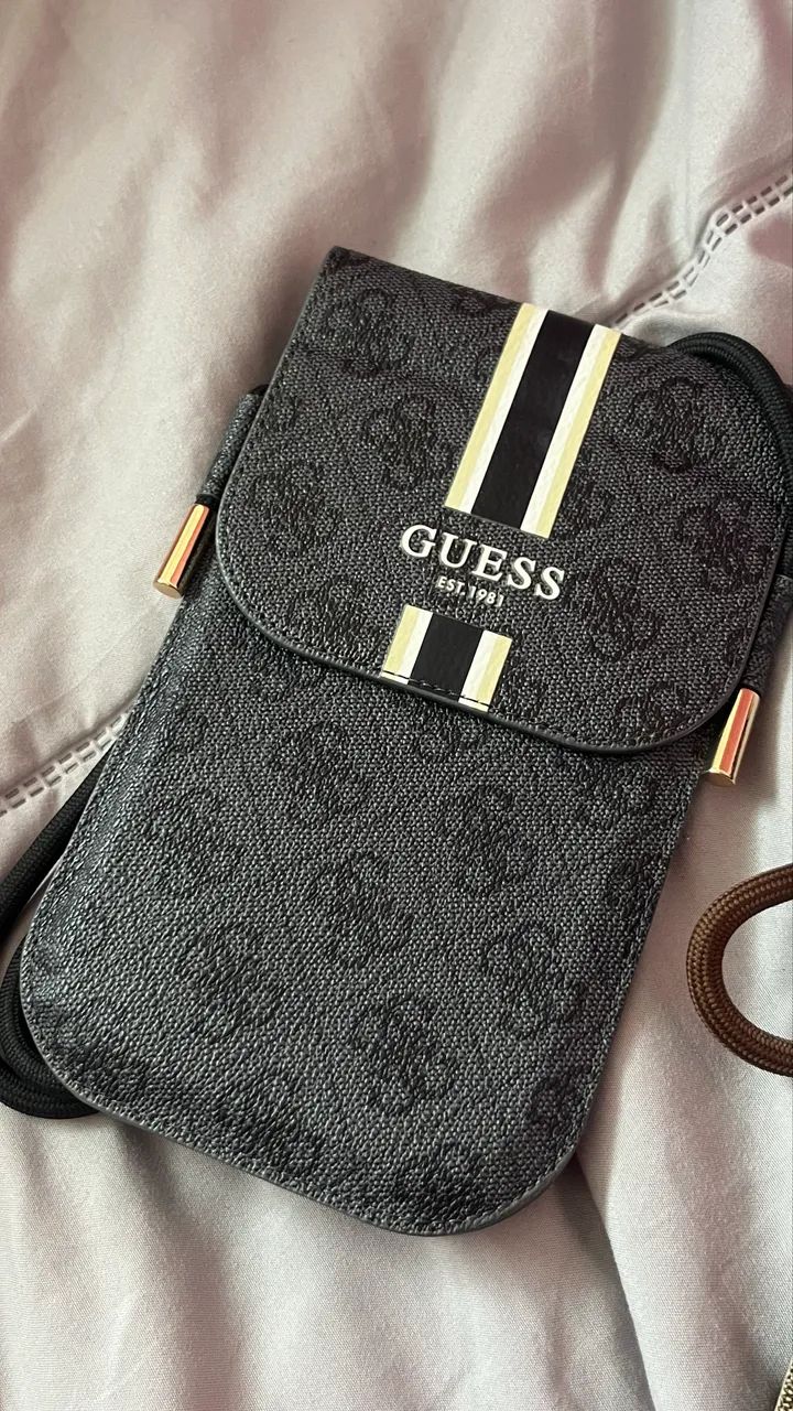 Bolsa Porta-Celular GUESS (Preta - Monograma / Stripe)