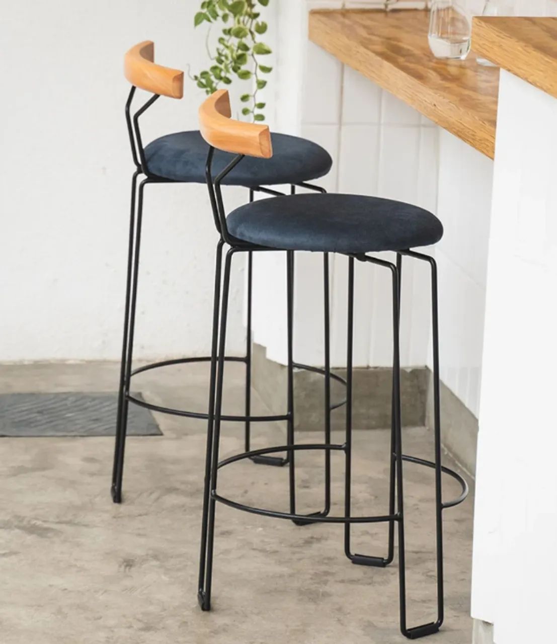 2x BANQUETAS DE DESIGN (ESTRUTURA PRETA)  - Foto 2