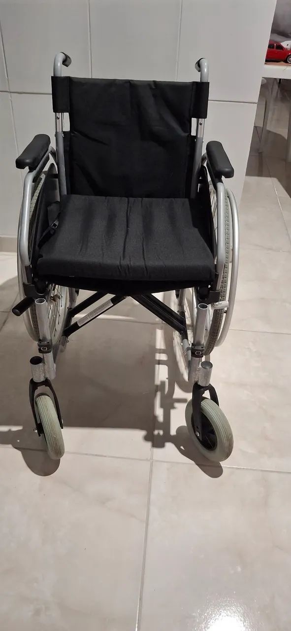 Cadeira de rodas suporta 150kg Hidrolight
