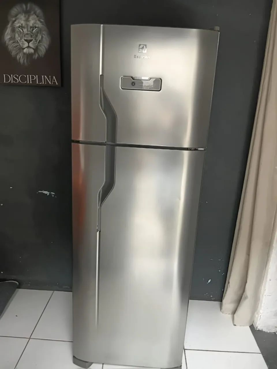 Geladeira em perfeito estado sem marcas de uso retirada no local tem nota fiscal 