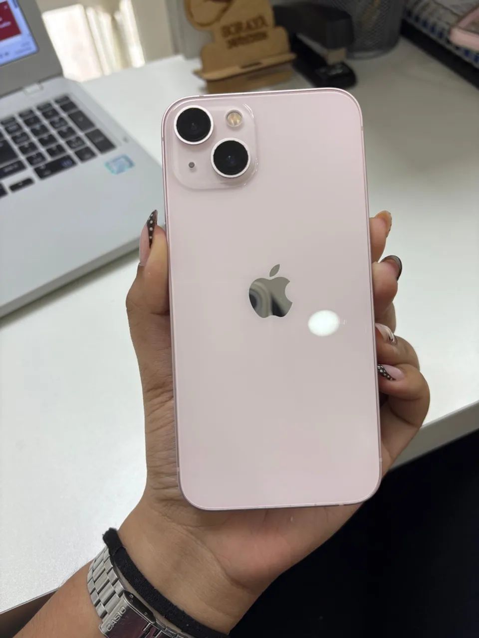 VENDO IPHONE 13 COM CAIXA - Foto 2