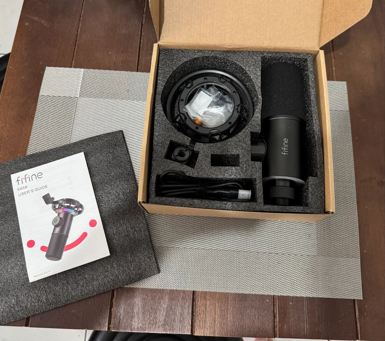 Microfone dinâmico Fifine K658, RGB. Com braço articulado grátis! - Foto 2