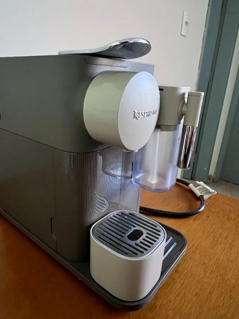 Cafeteira Nespresso Lattissima One F111 Mocha Brown
