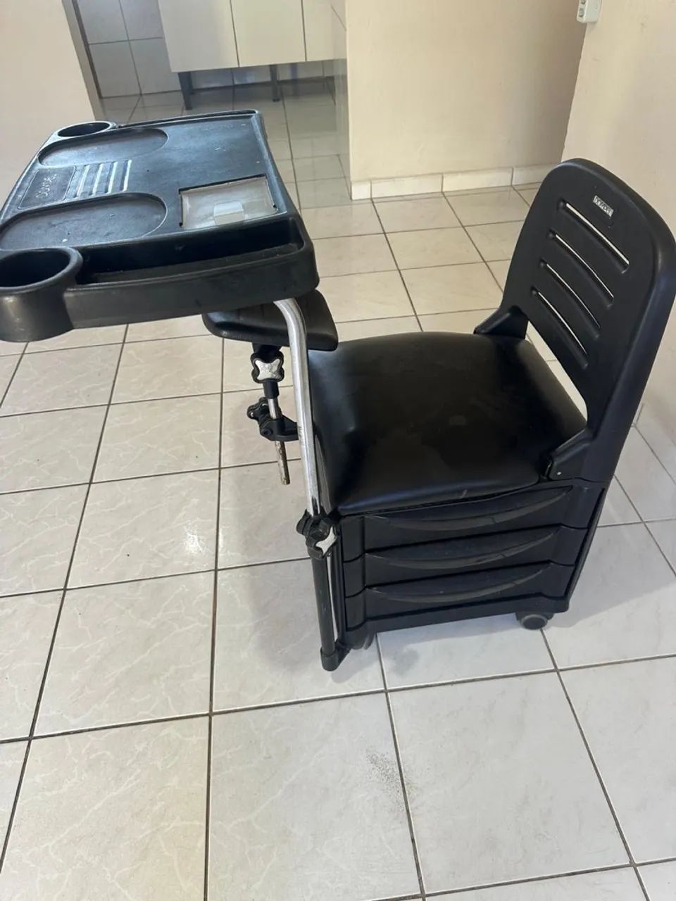 MACA DE MASSAGEM E CADEIRA DE MANICURE - Foto 5