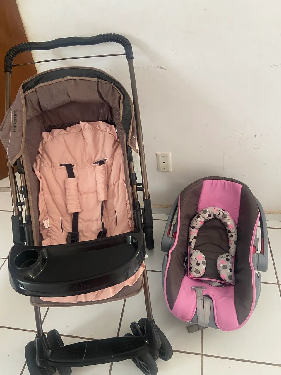Carrinho de bebê e bebê conforto  - Foto 2