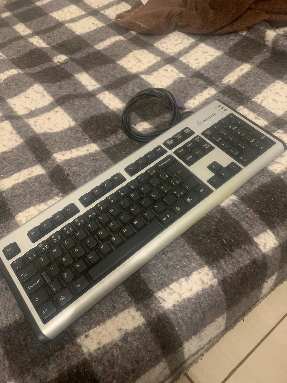 Teclado para pc prata e preto funcionando perfeitamente 