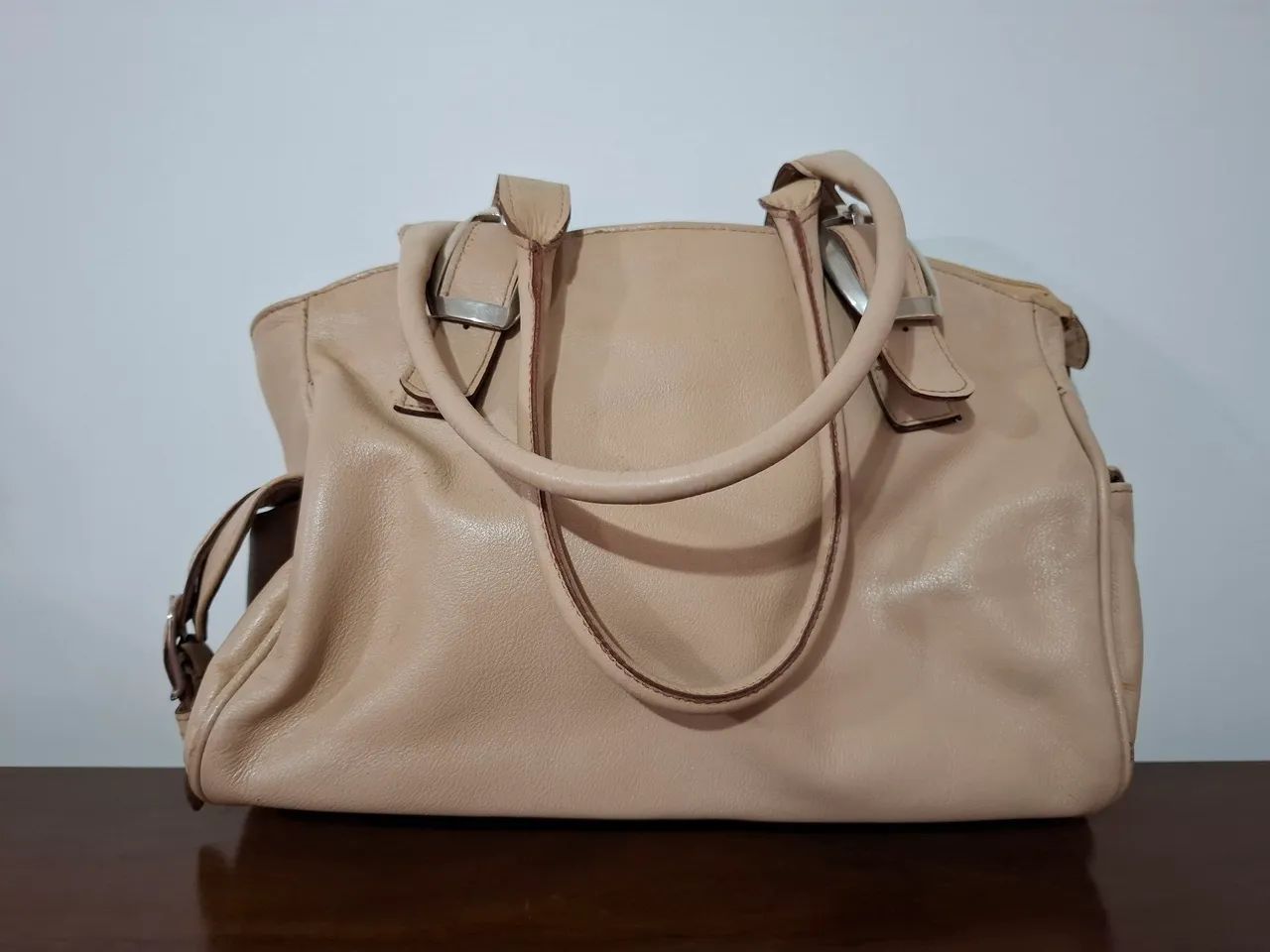 Bolsa de couro - bege - com fivelas prata
