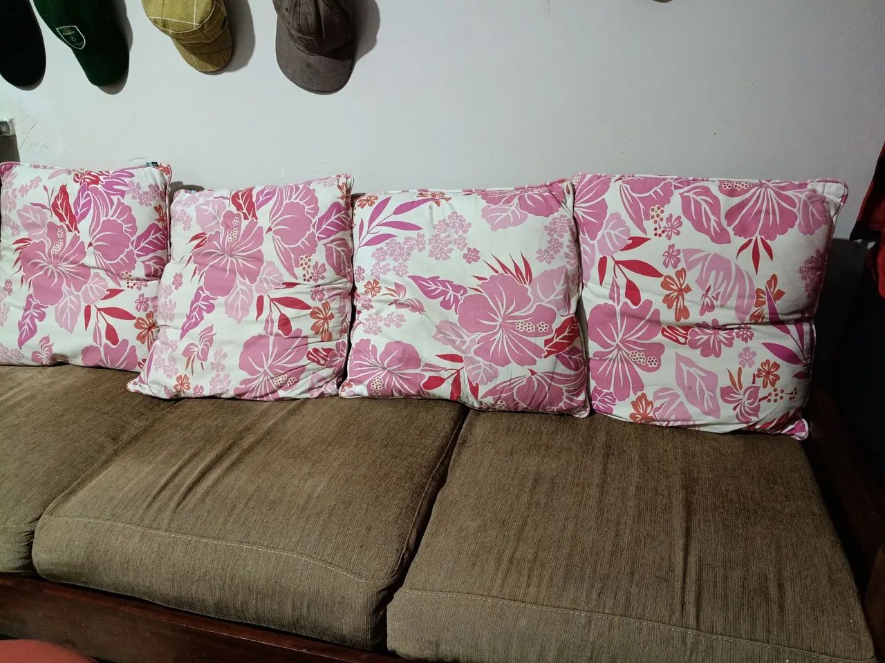 Sofá de madeira com almofadas 