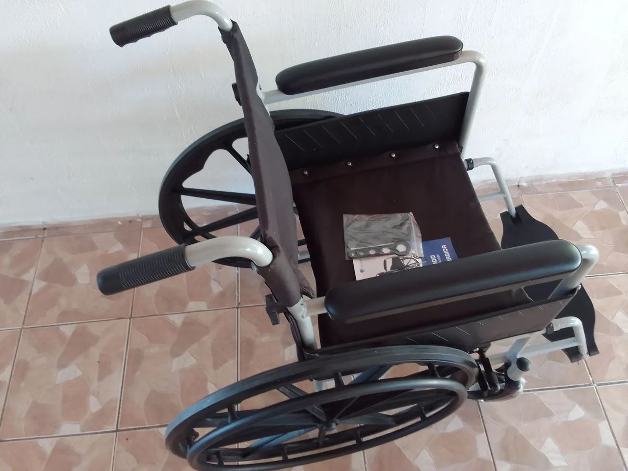 Cadeira de rodas novíssima 1 dia de uso. - Foto 4