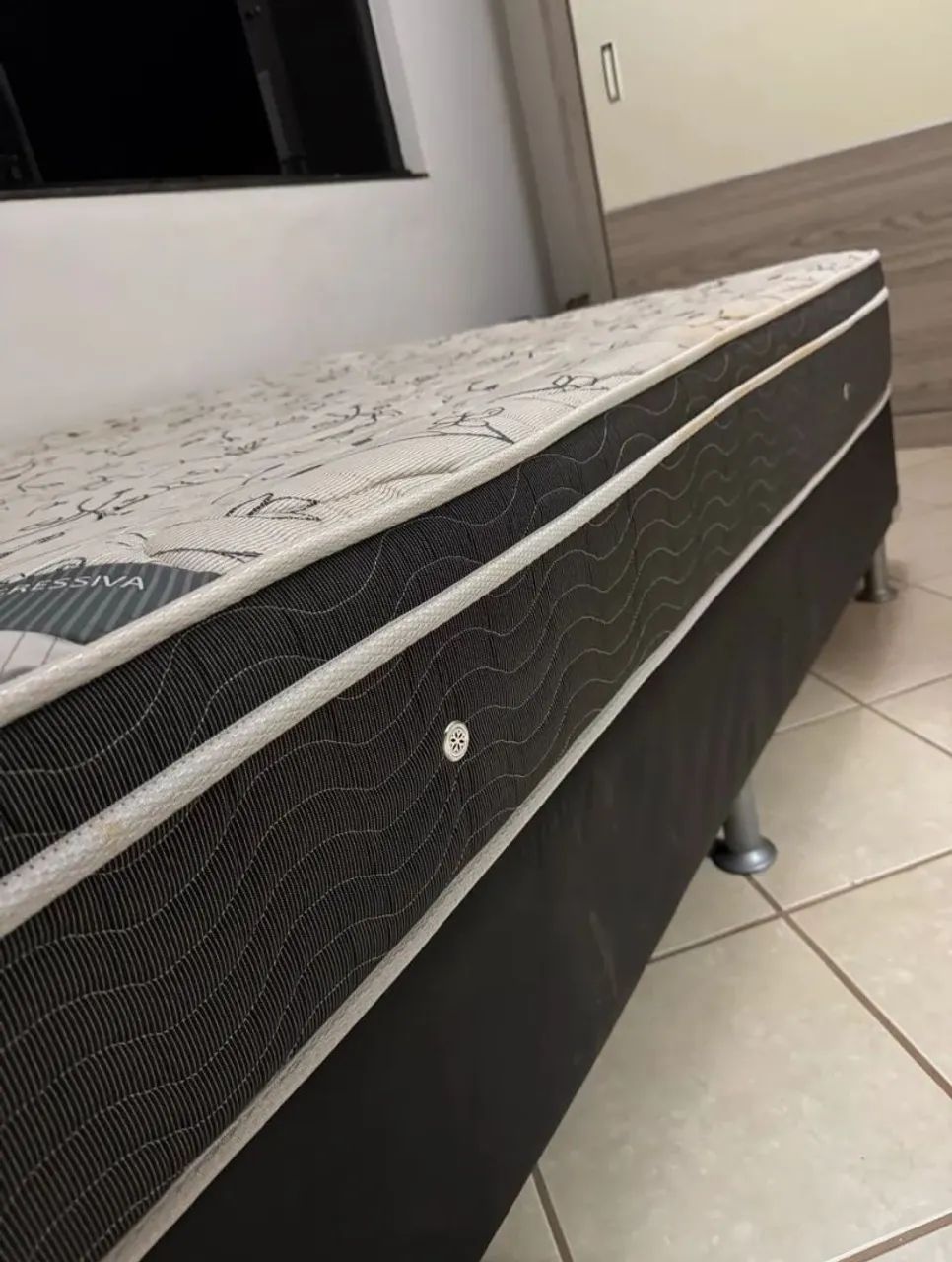 Vende-se cama box 