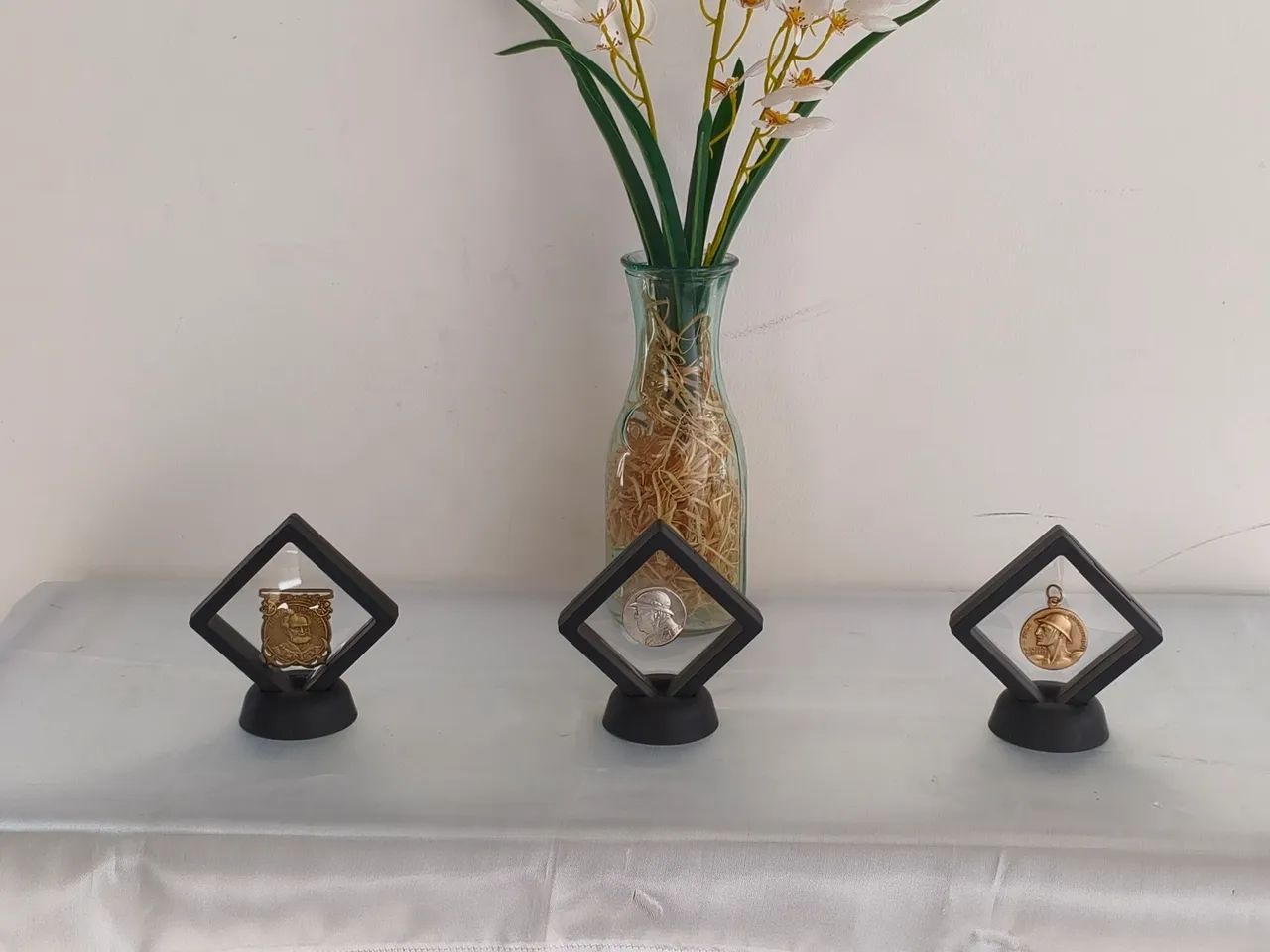 Medalhas militares de prata e bronze.