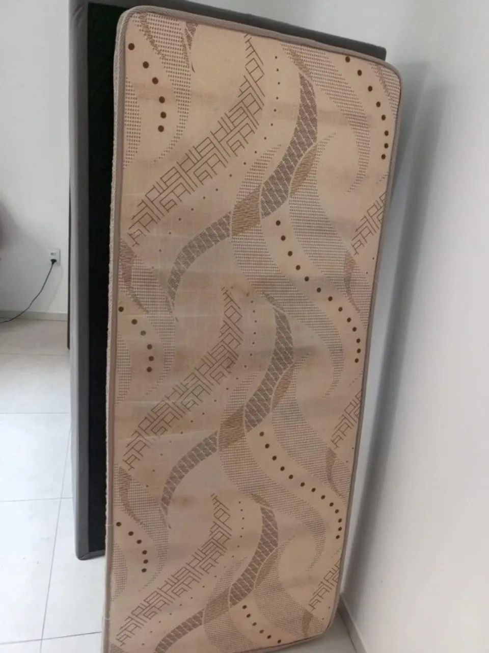Vendo 2 bases cama de solteiro + colchão solteiro - Foto 4
