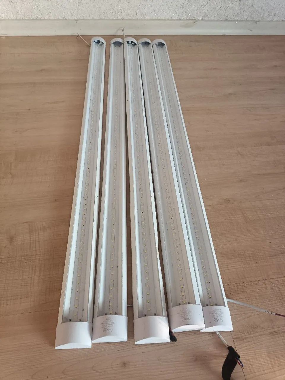 Kit 5 lâmpadas led 1,20m. Tudo funcionando.