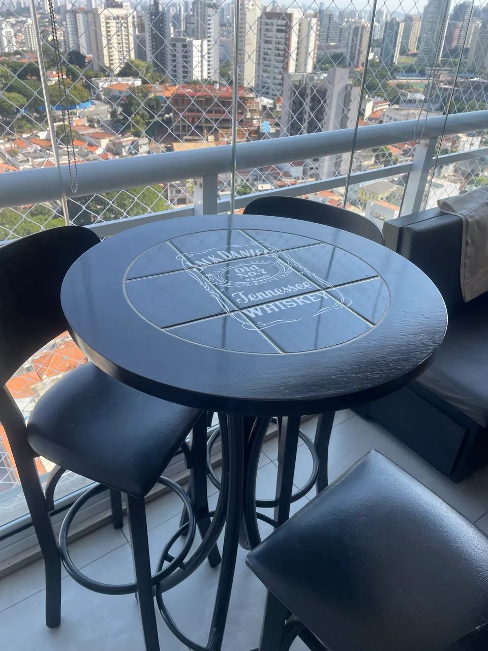Mesa bistrô com 3 banquetas em madeira e azulejo - Foto 3