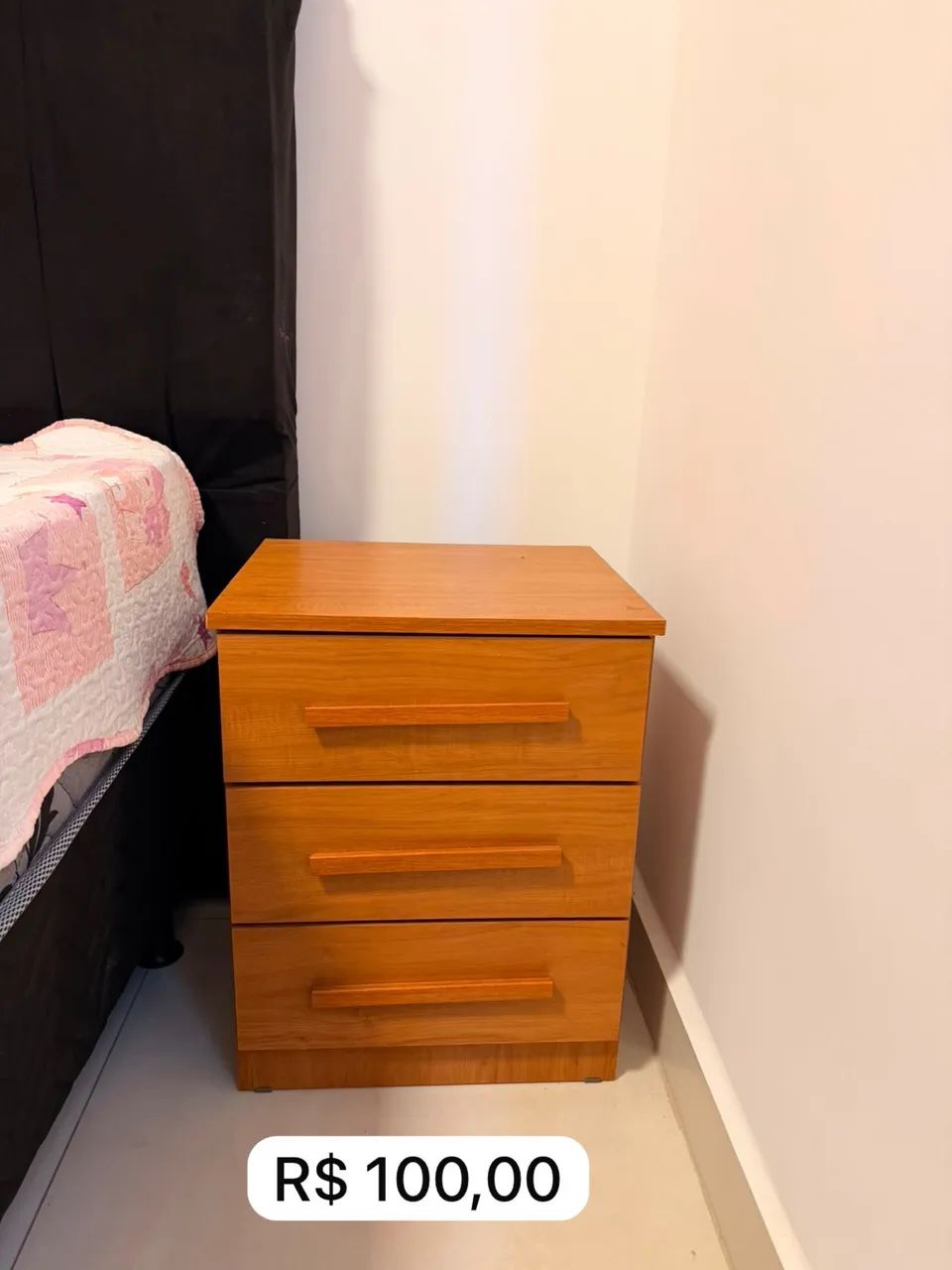 Vende-se  mesa de cabeceira 