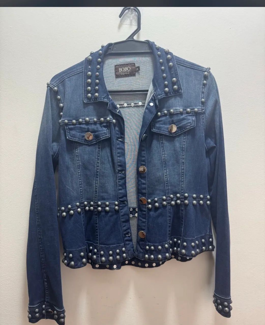 Jaqueta bobô jeans tachada 