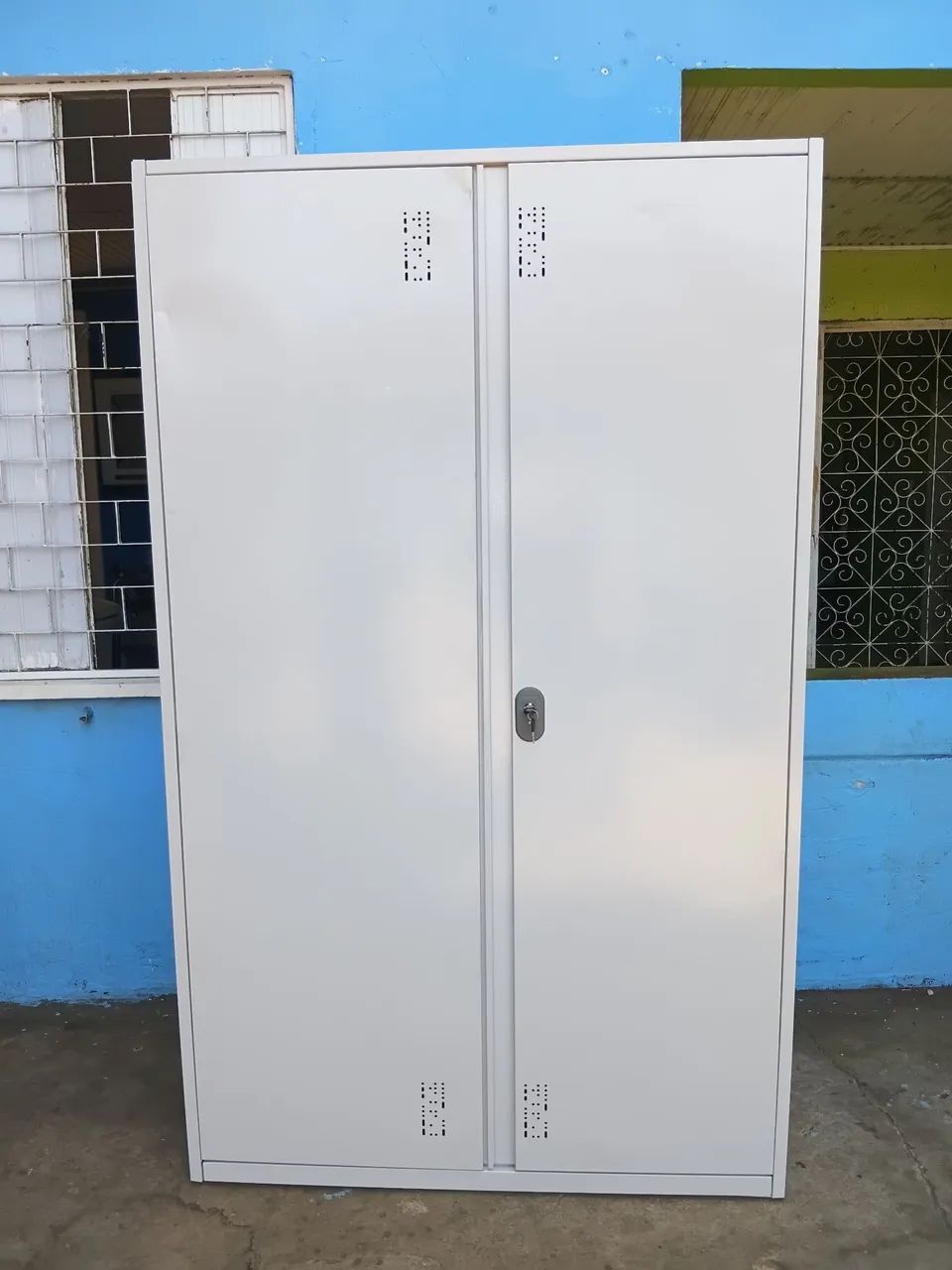 Armário de aço na cor cinza com chave 