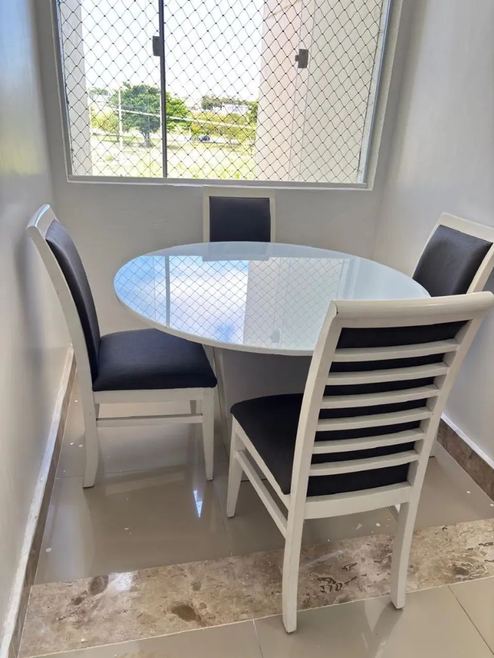 Mesa com 4 cadeiras 