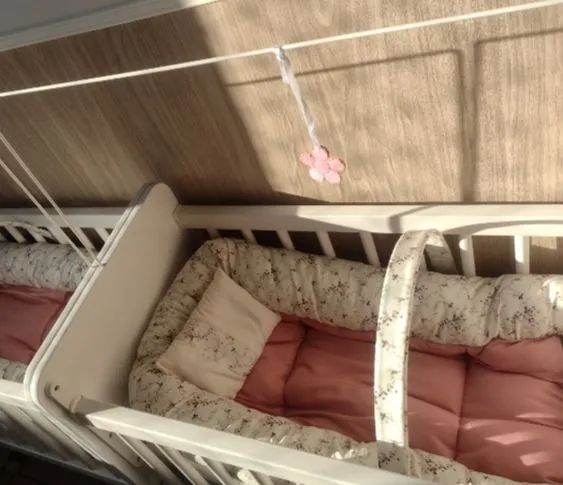 Mini Berço com grade móvel + Colchão + lençol + suporte para mosqueteiro