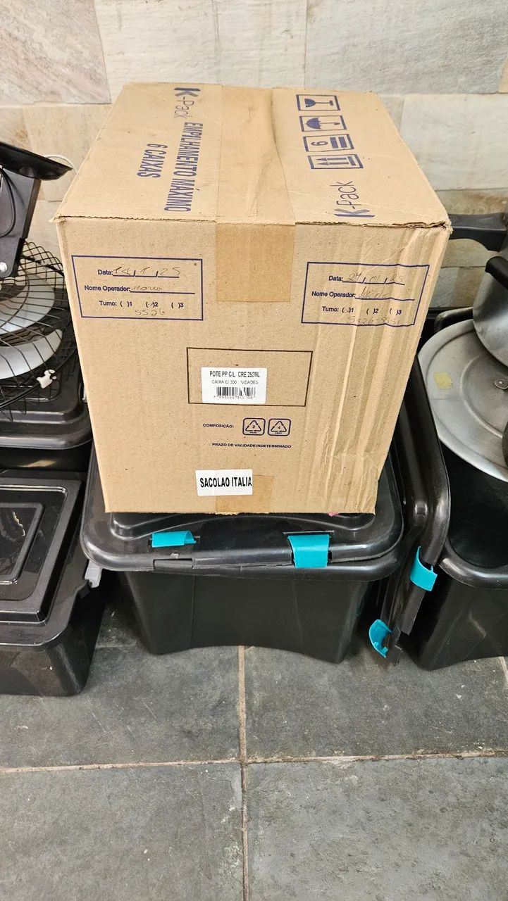 04 caixas de Potes redondos de 250ml com LACRE