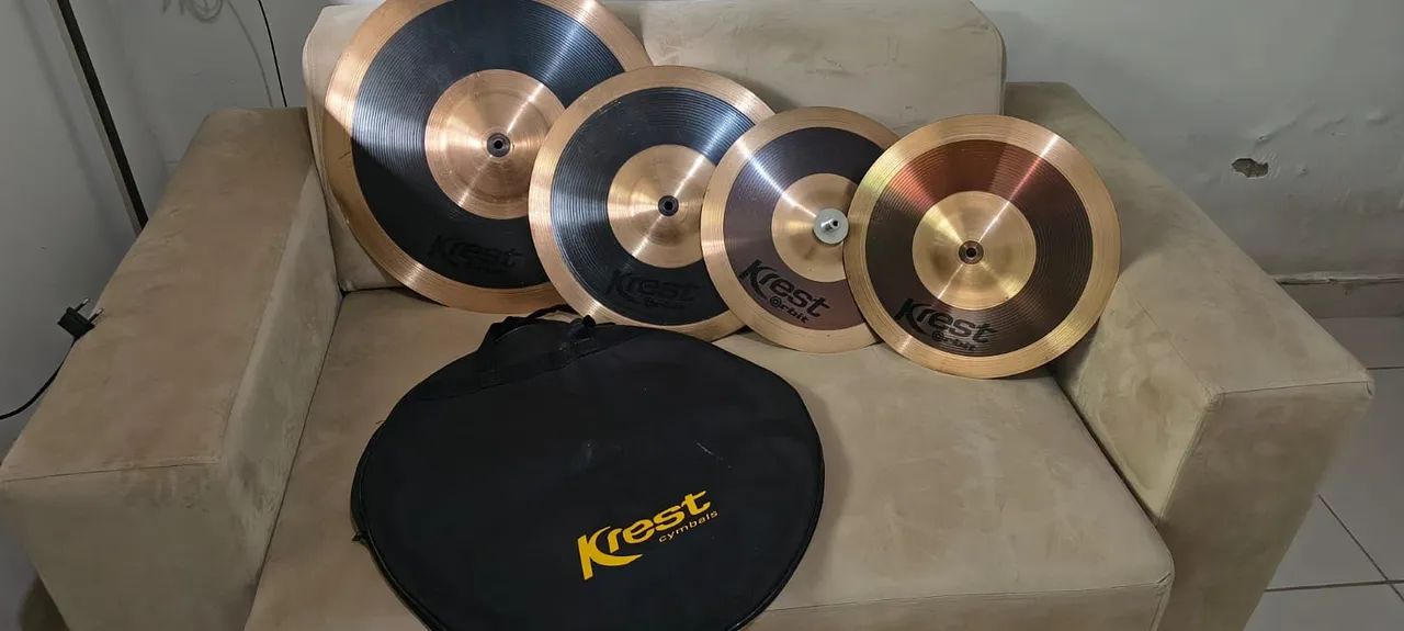 Pratos de bateria em bronze