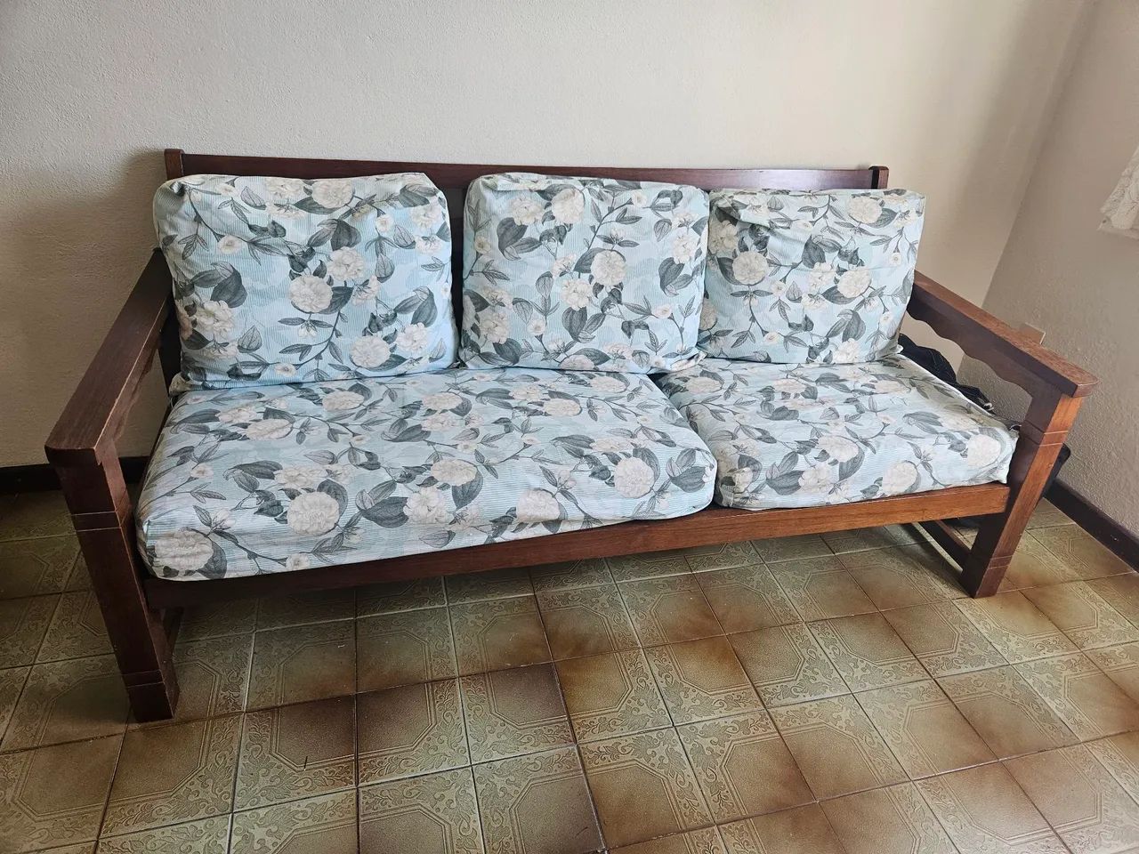 Sofá madeira maciça 